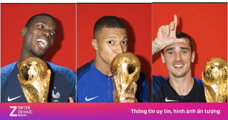 Antoine Griezmann nâng cúp vàng World Cup 2018