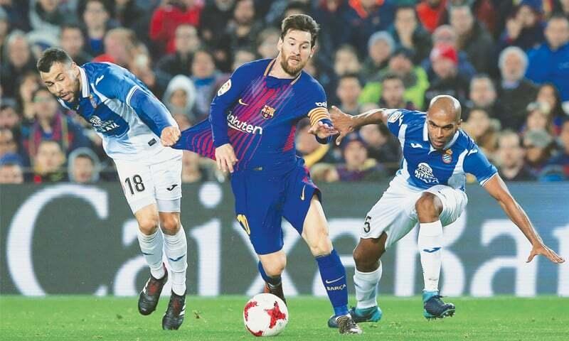 Lionel Messi rê bóng qua đối thủ