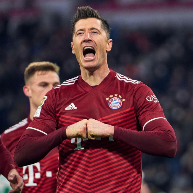 Robert Lewandowski ăn mừng bàn thắng trong màu áo Bayern Munich