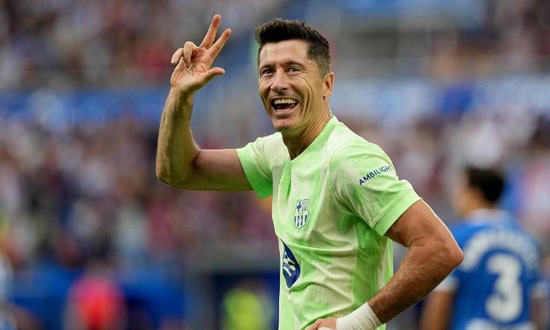 Robert Lewandowski dứt điểm ghi bàn