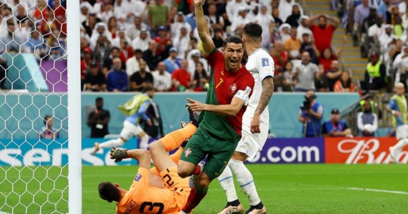 Ronaldo ăn mừng bàn thắng kỷ lục