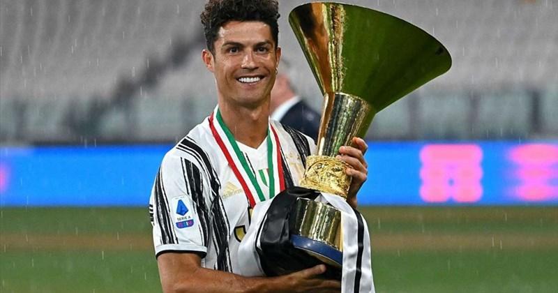 Cristiano Ronaldo ăn mừng chức vô địch cùng Manchester United