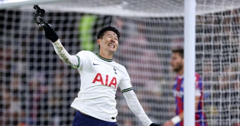 Son Heung-min ăn mừng chiến thắng