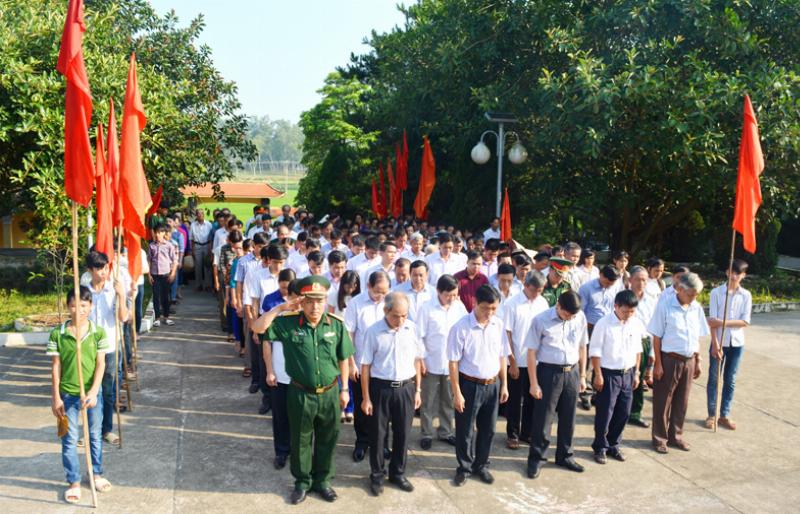 Thắp nhang tại mộ